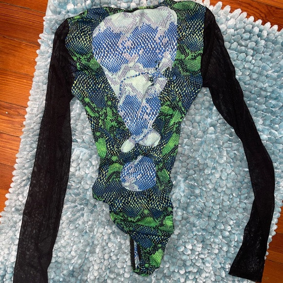 Snake skin design green and black one piece - Picture 2 of 4